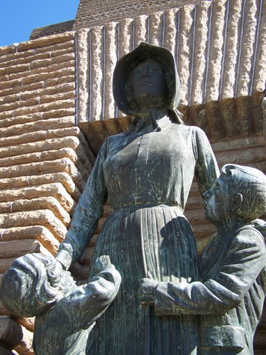 Hình ảnh Bức tượng bà mẹ và những đứa con trước tòa nhà  - Đài tưởng niệm Voortrekker