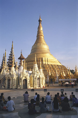 Hình ảnh Du khách thăm shwedagon - Chùa Shwedagon