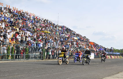 Hình bài viết Hơn 50 vận động viên tham dự giải đua mô tô toàn quốc năm 2013