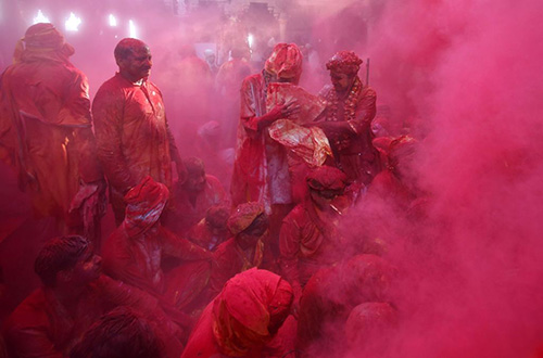 Hình bài viết Tín đồ Hindu thi nhau nhuộm màu khắp người