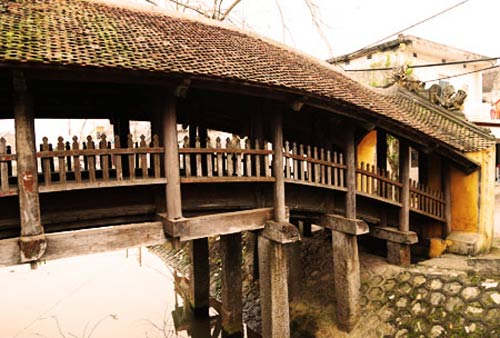 Hình bài viết Tuyệt tác kiến trúc cầu Ngói cổ đẹp nhất Việt Nam