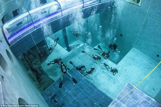 Hình bài viết Trong lòng bể bơi sâu nhất thế giới