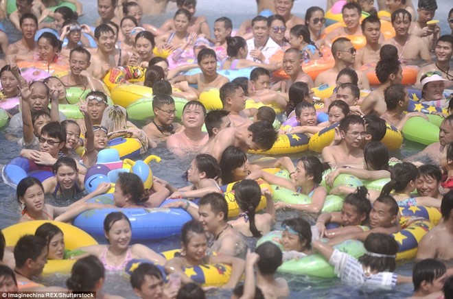 Hình bài viết Hàng nghìn người chen chúc trong bể bơi ở Trung Quốc