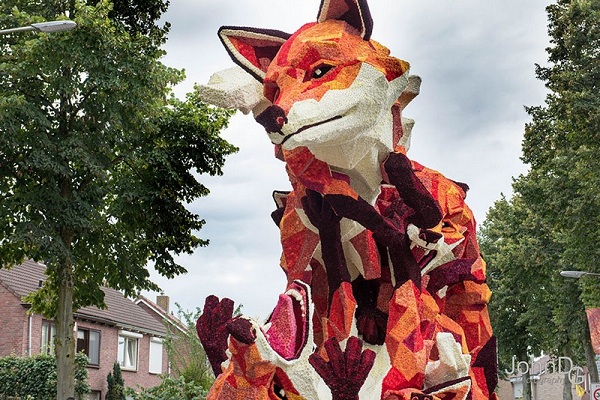 Hình bài viết Tham gia lễ hội của những  chiếc  xe hoa khổng lồ trên đường phố Hà Lan