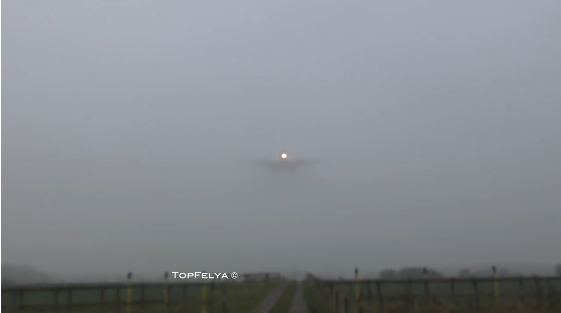 Hình bài viết Máy bay hạ cánh trong sương mù dày đặc