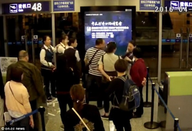 Hình bài viết Khách Trung Quốc đánh nhân viên sân bay vì bị hoãn chuyến