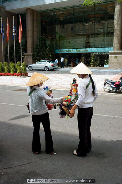 Hình ảnh 01 Souvenir sellers near Sheraton hotel - Nhà Văn Hóa Phụ Nữ Tp Hcm