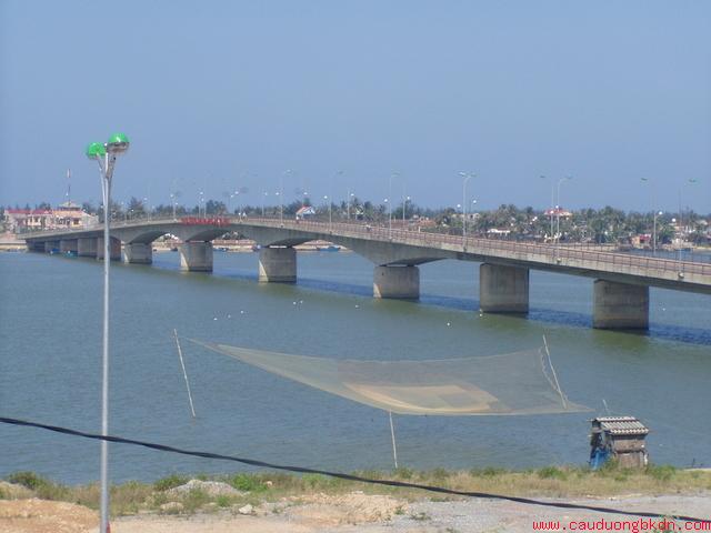 Hình ảnh Cầu bắt qua sông Nhật Lệ - Biển Nhật Lệ