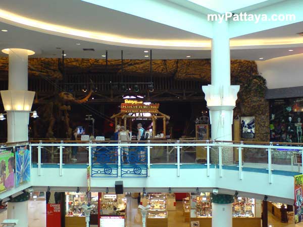 Hình ảnh Royal Garden Plaza thu hút nhiều khách nước ngoài đến mua sắm - Royal Garden Plaza