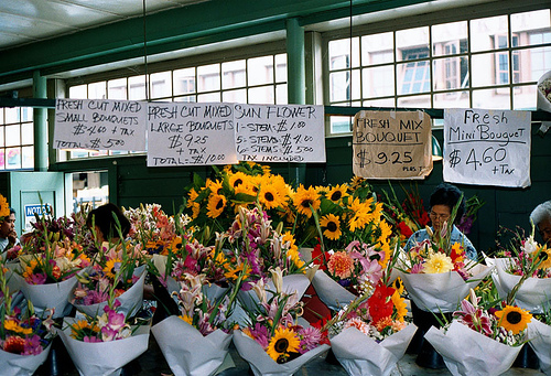 Hình ảnh Hàng hoa bày bán trong chợ - Chợ Pike