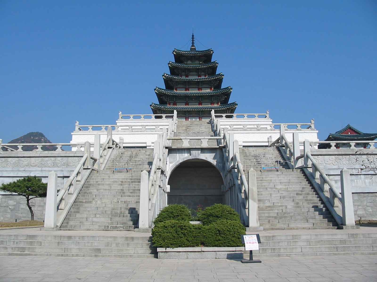 Hình ảnh bảo tàng nhìn từ phía trước - Bảo tàng Quốc gia Hàn Quốc