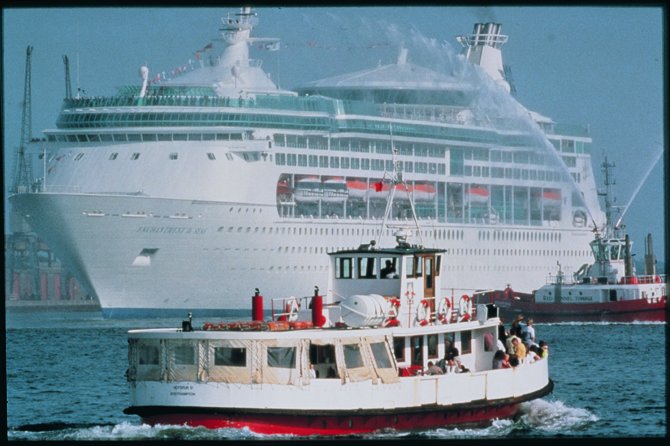 Hình ảnh Một tàu du lịch cỡ lớn đang được vệ sinh tại cảng - Southamton