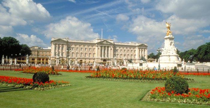 Hình ảnh Tòa nhà Buckingham từ xa - Điện Buckingham