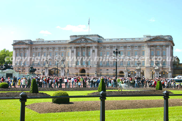 Hình ảnh Hàng ngàn người đến tham quan mỗi ngày - Điện Buckingham
