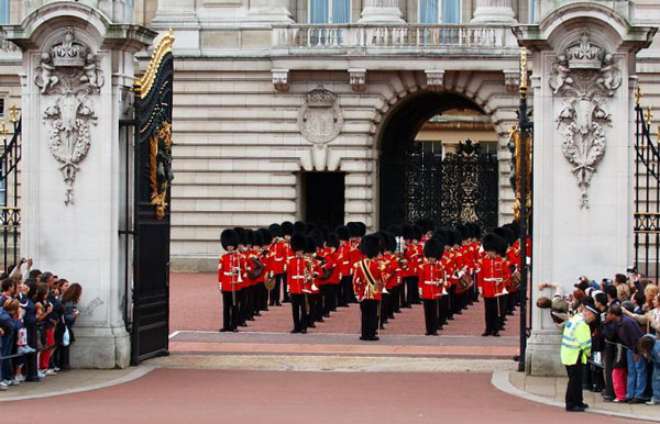 Hình ảnh Cuộc duyệt binh tại cung điện Buckingham - Điện Buckingham