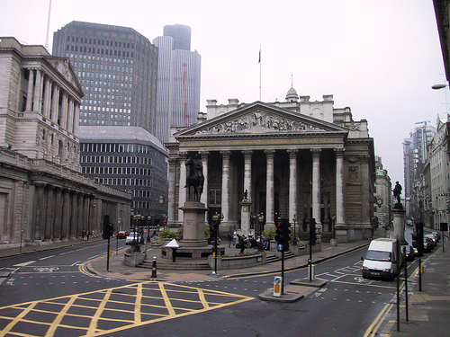 Hình ảnh Sở giao dịch chứng khoán London hiện đại  nằm kề với những kiến trúc cổ của Thành phố Lodon - Sở giao dịch chứng khoán Luân Đôn