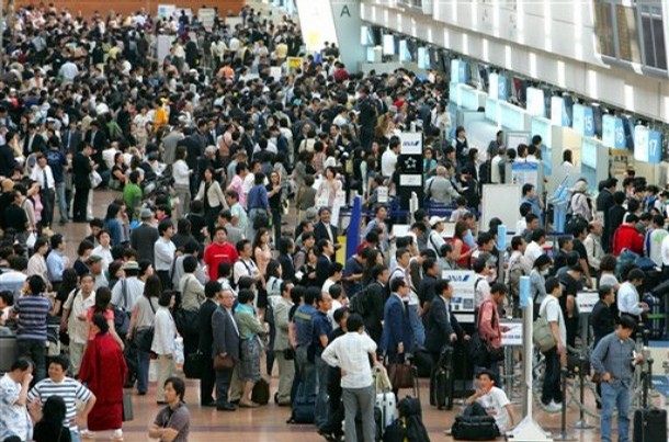 Hình ảnh Xếp hàng chờ mua vé tại sân bay Tokyo - Sân bay quốc tế Tokyo