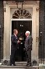 Hình ảnh Hai vị lãnh đạo đang đứng trước căn nhà số 10 Downing - Số 10 Downing