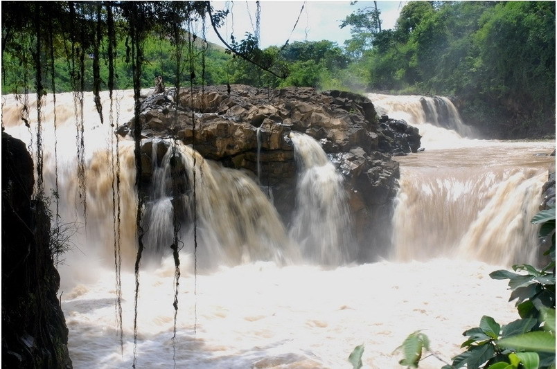 Hình bài viết Vượt thác bằng thuyền