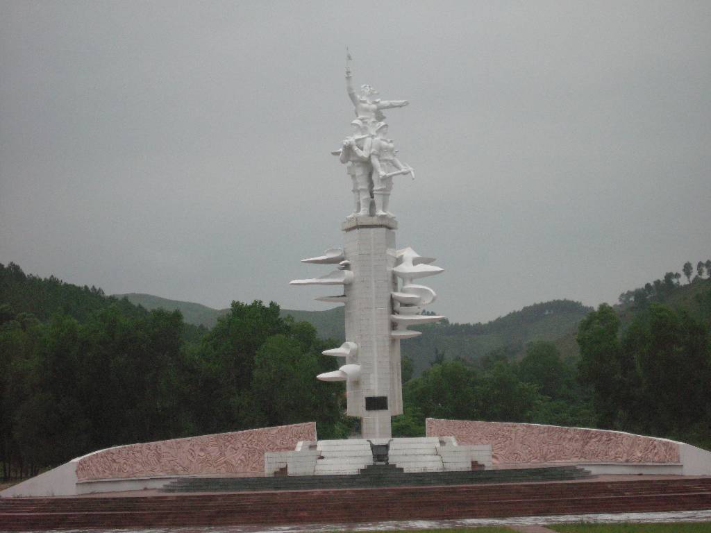 Hình ảnh Tuong thanh nien xung phong tai Nga ba Dong Loc - Nghệ An