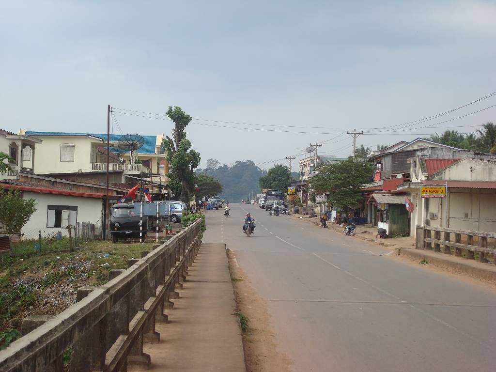 Hình ảnh Duong qua Cho Caron - Lao - Khu căn cứ quân sự Khe Sanh
