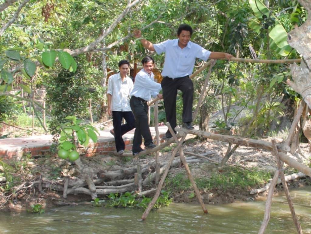 Hình ảnh Mao hiá»ƒm qua cáº§u khá»‰ - Du Lịch Sinh Thái Miệt Vườn Sông Tiền