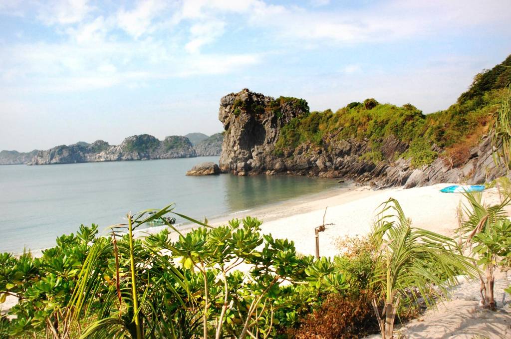 Hình ảnh 3.Monkey Island beach - Đảo Cát Bà