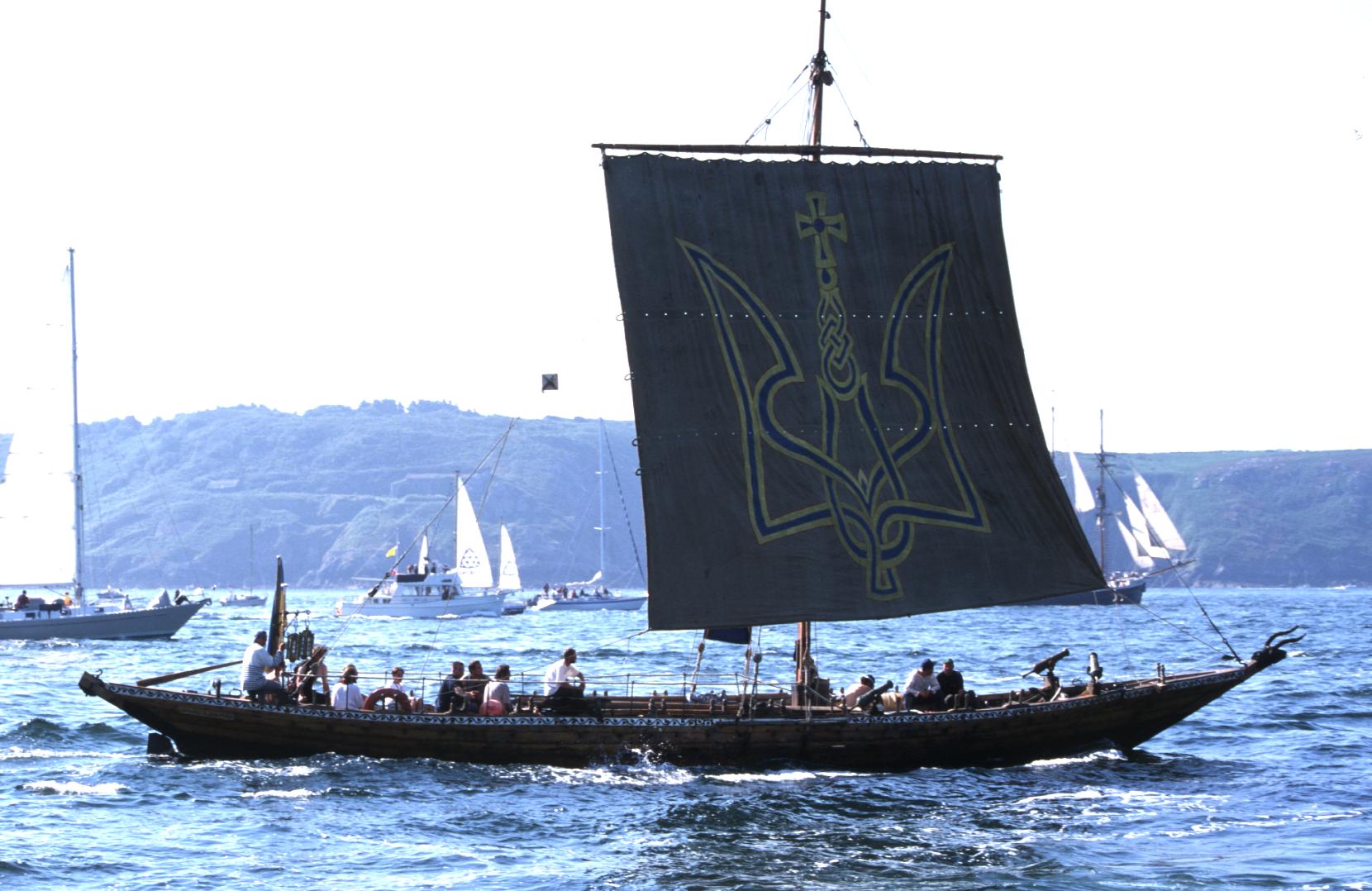 Как назывался корабль артура. Марка машины с кораблем викингов. Лодка Viking. Викинги в 21 веке. Раскраска корабль с викингами в древности с людьми.