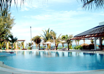 Hình ảnh Hồ bơi cạnh bãi biển - Sun Spa Resort