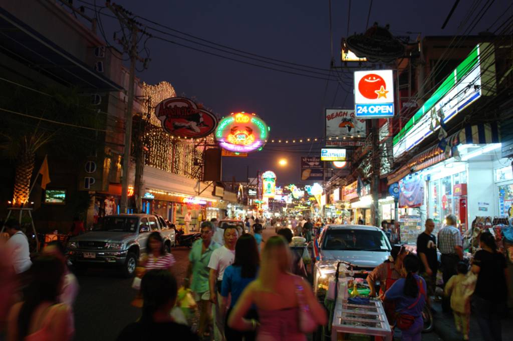 Hình ảnh Walking Street náo nhiệt về đêm - Phố đi bộ Walking Street