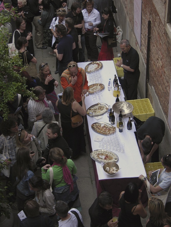 Hình ảnh buffet ngoài trời tại phòng tranh - Christchurch Art Gallery