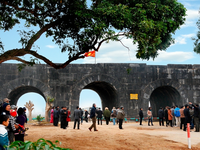 Hình bài viết Thành nhà Hồ trên báo tây