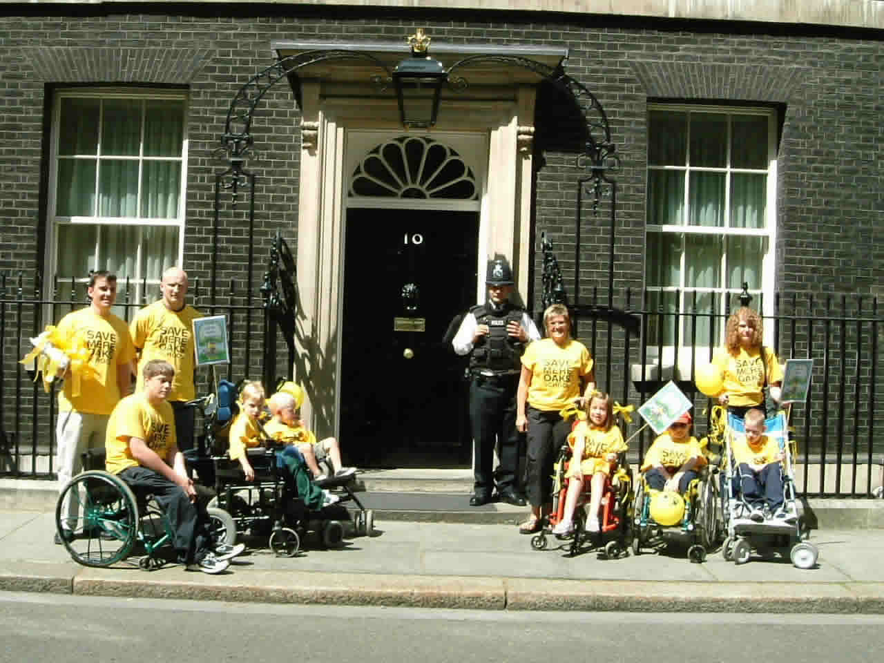 Hình ảnh Du khách chụp hình kỷ niệm tại số 10 downing - Số 10 Downing