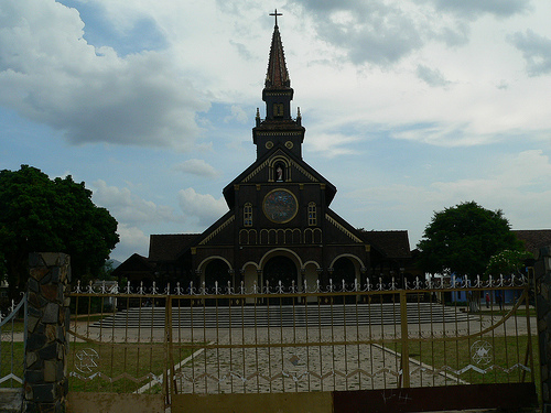 Hình ảnh Mặt trước nhà thờ gỗ - Nhà thờ gỗ Kon Tum