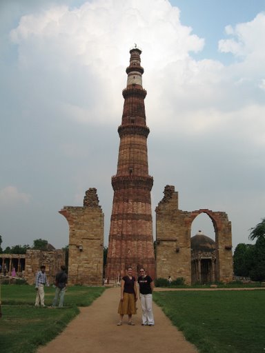 Hình ảnh the Qutub Minar and a Mosque.jpg - Qutub