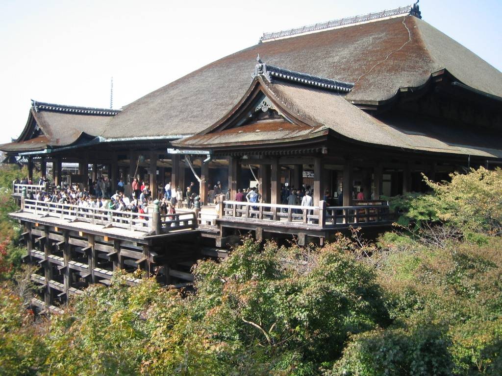 Hình ảnh Hàng trăm người đến viếng mỗi ngày - Chùa Kiyomizu