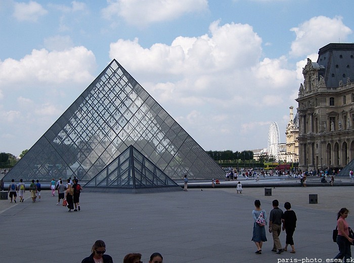 Hình ảnh Kim tự tháp trước louvre - Bảo tàng Louvre