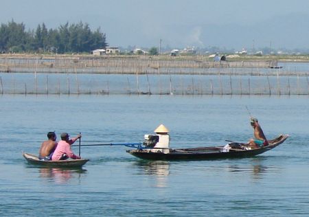 Hình ảnh Giang câu trên phá Tam Giang - Phá Tam Giang