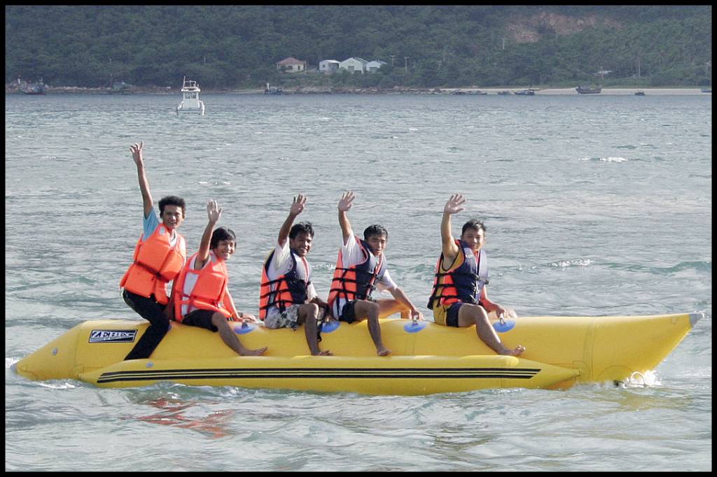 Hình ảnh cano keo phao chuoi - Côn Đảo