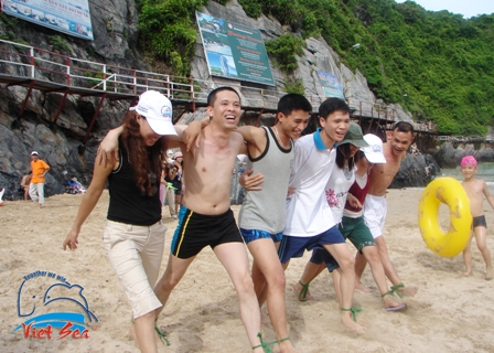 Hình ảnh Vietsea Teambuilding - Deu 3 chan.jpg - Vịnh Hạ Long