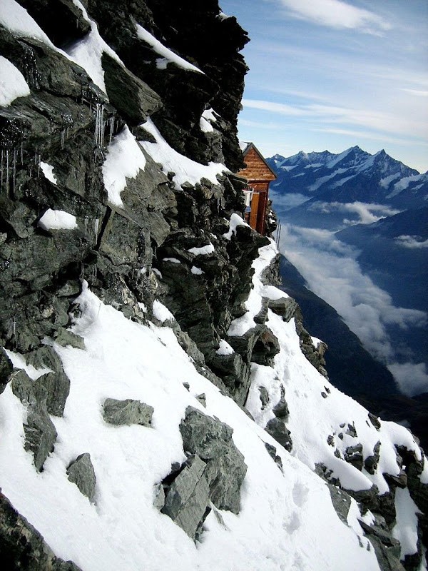 Hình bài viết Túp lều bấp bênh trên sườn núi Thụy Sĩ