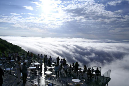 Hình bài viết Ngắm biển mây "bồng bềnh" trên đỉnh Unkai Terrace