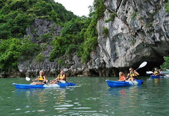Hình bài viết Khách nước ngoài "nghiện" chòe thuyền khám phá các hang động của Việt Nam