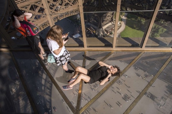 Hình bài viết Thử lòng can đảm với con đường kính của tháp Eiffel