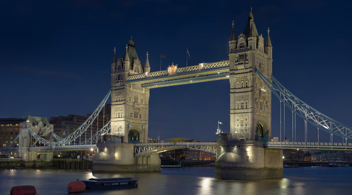 Hình bài viết Cầu gương trên sông Thames hút khách
