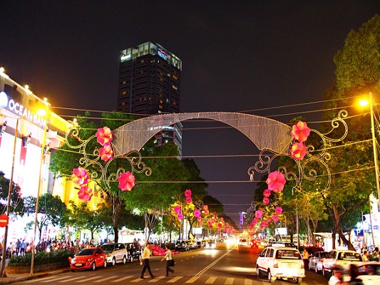 Hình bài viết Ngắm những con đường Sài Gòn rực rỡ những ngày cuối năm