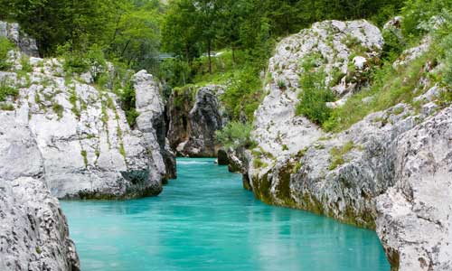Hình bài viết Ngắm dòng sông lục bảo tuyệt đẹp ở Ý