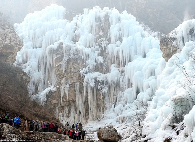 Hình bài viết Ngắm thác nước đóng băng tuyệt đẹp ở TQ