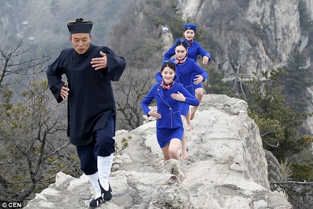 Hình bài viết Tiếp viên hàng không Trung Quốc lên núi học kungfu