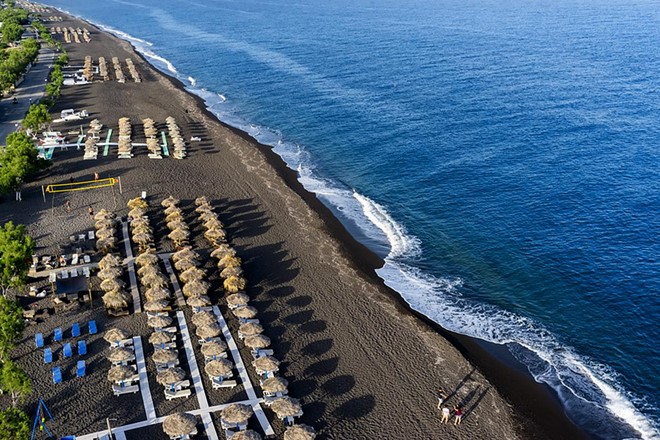 Hình bài viết Những bãi biển cát đen thu hút du khách nhất thế giới